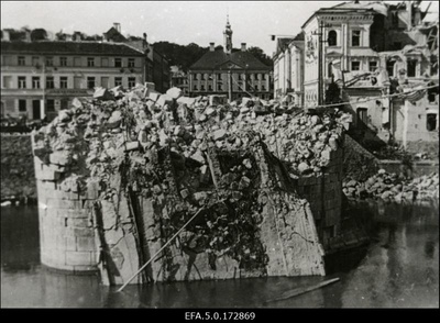 Vaade Kivisillale ja selle õhkimisest vigastatud Tartu pangahoone.  duplicate photo
