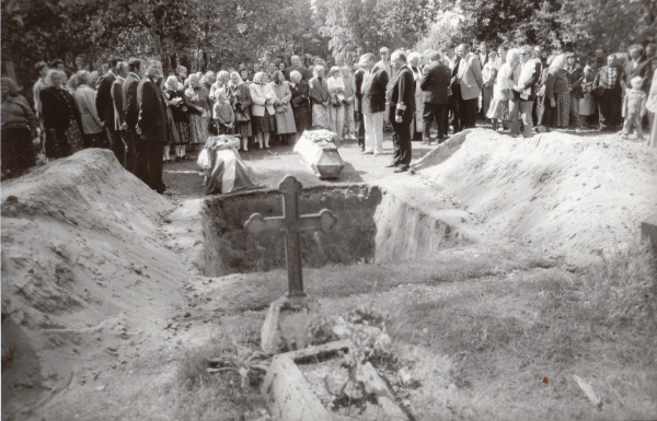 Relocation of Enn Uuetoa and Karl Jerkwelt to Kihnu graveyard