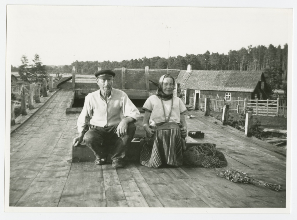 Kihnu shipmaster Enn Vahkel is sitting on the deck of a sailing ship "Linnu" with his wife.