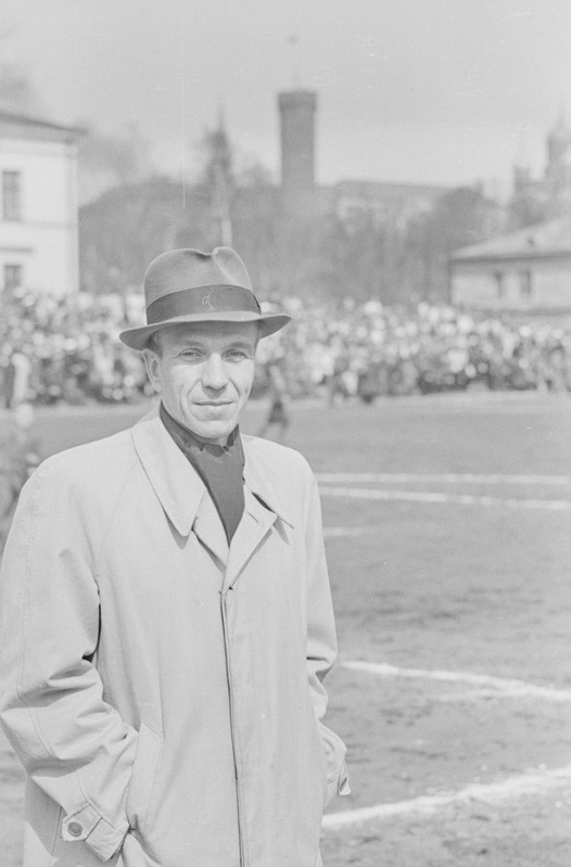 Jalgpallitreener (?) väljakul