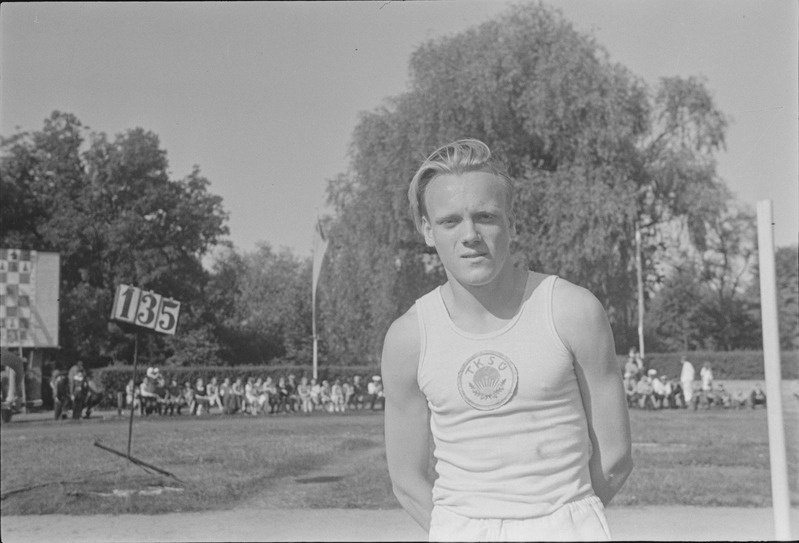 Kergejõustiklane staadionil