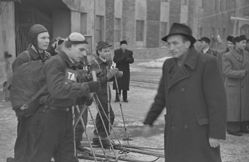 Tallinna tselluloosivabriku kehakultuurlased tähesuusa matkale suundumas