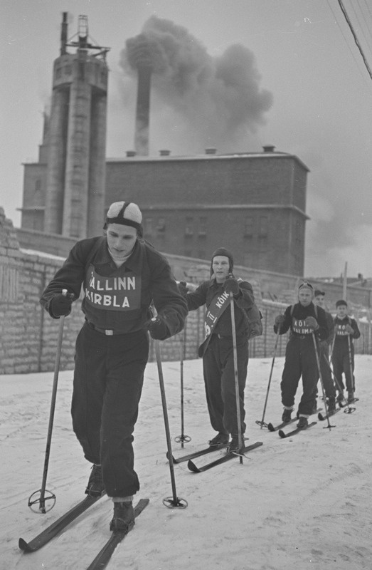 Tallinna tselluloosivabriku kehakultuurlased tähesuusa matkale suundumas