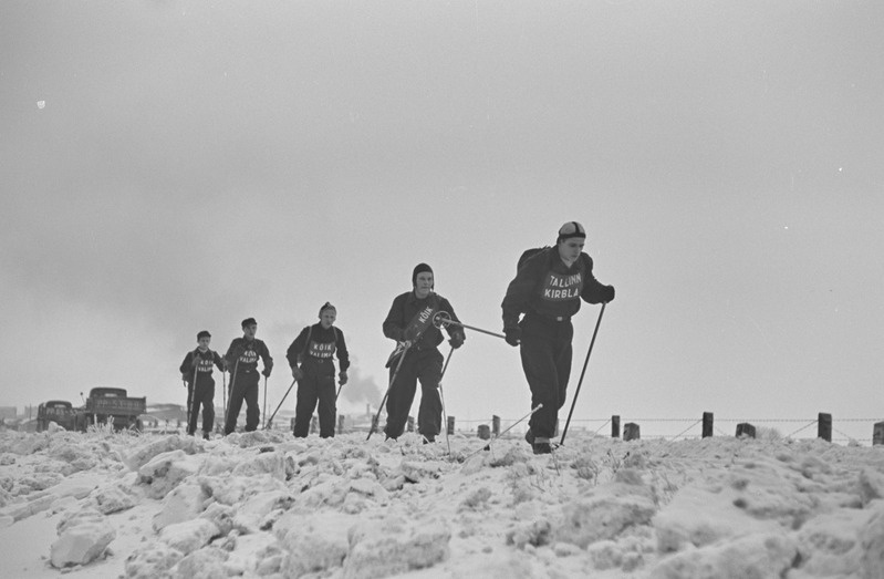 Tallinna tselluloosivabriku kehakultuurlased tähesuusa matkal