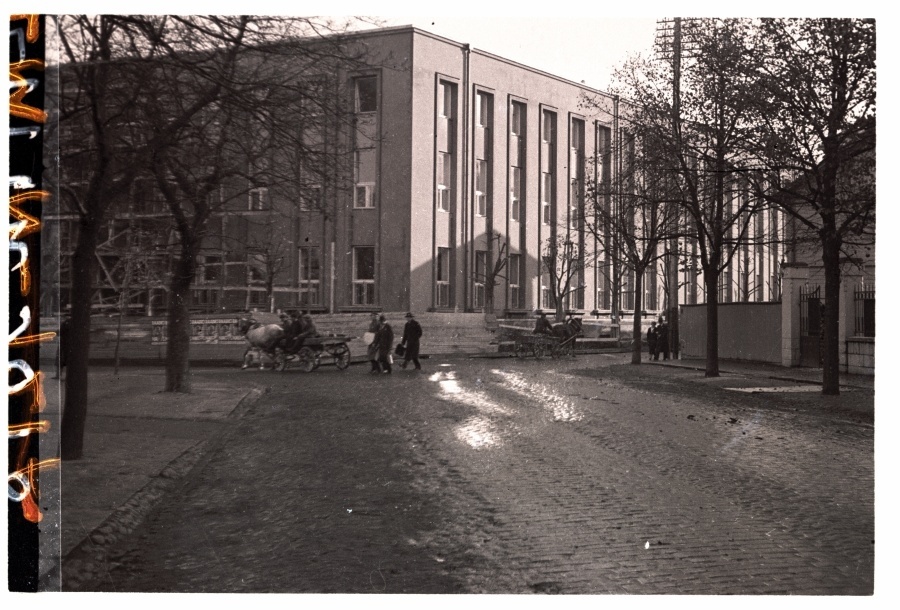 Tallinn, winning wooden road, in the background of the new building of Eesti Pank.