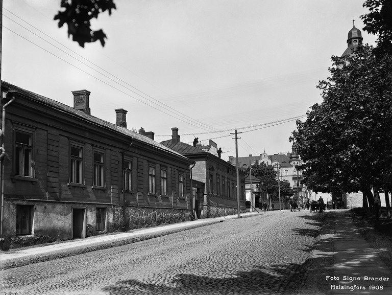 Annankatu 18, 20, 22.  Oikealla Vanha kirkkopuisto