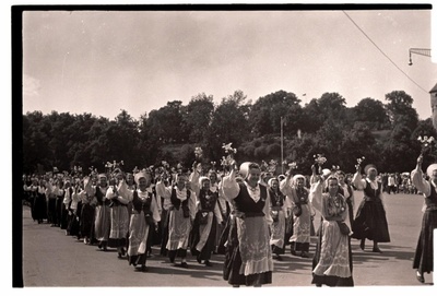In the 1950s song festival, the women's choir "Ilo" in the cultural building called J. Tomp.  similar photo