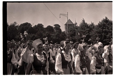 In the 1950s song festival, the women's choir "Ilo" in the cultural building called J. Tomp.  similar photo