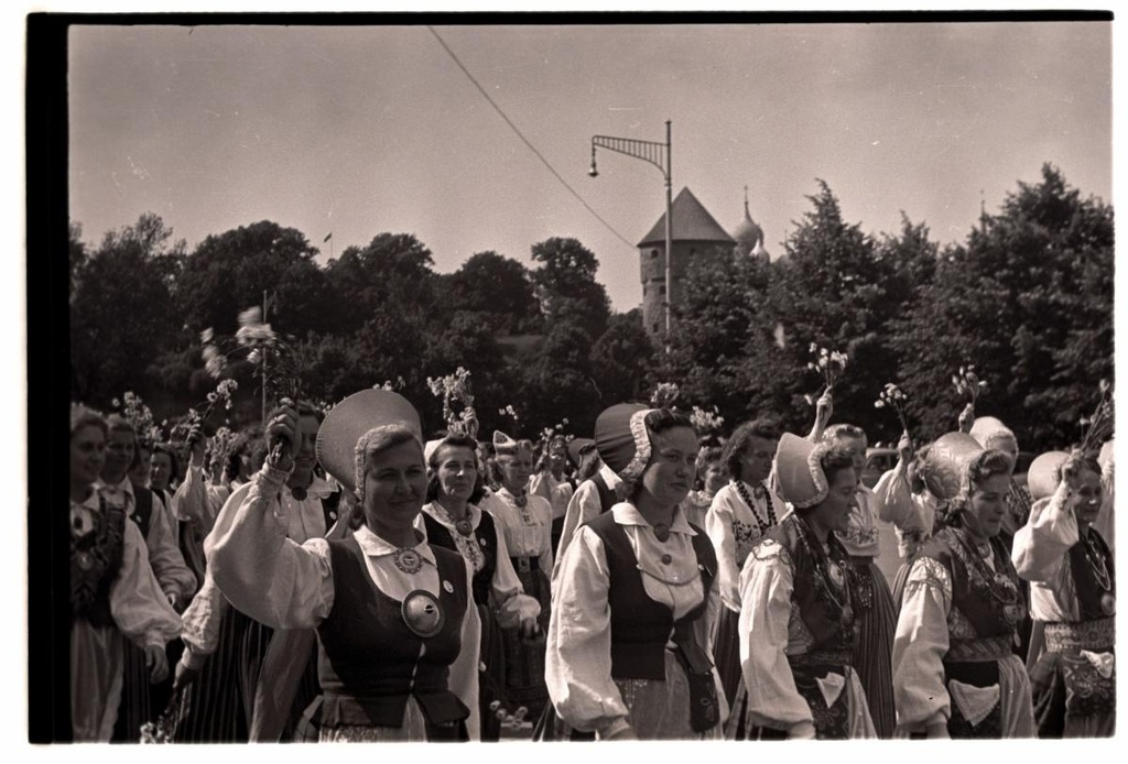 In the 1950s song festival, the women's choir "Ilo" in the cultural building called J. Tomp.