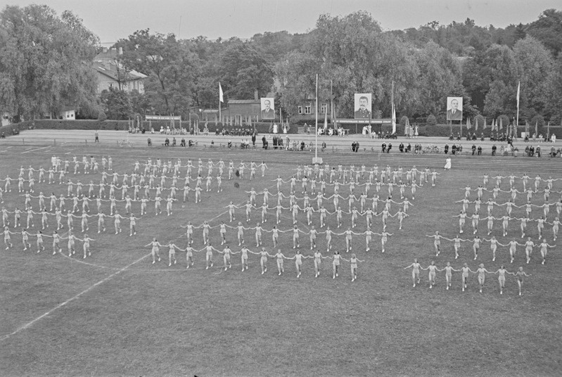 Võimlejad koolinoorte spartakiaadi avadefileel esinemas