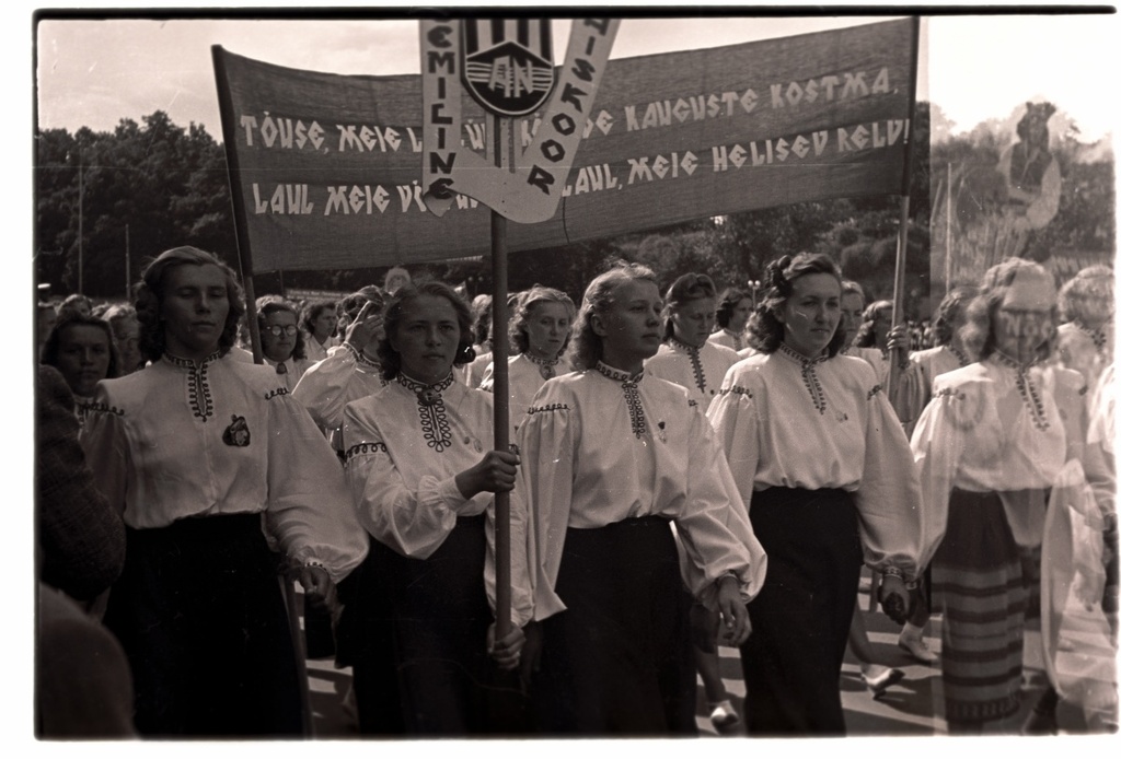 The 1950s Song Festival, the female choir of the University of Tartu on the train.