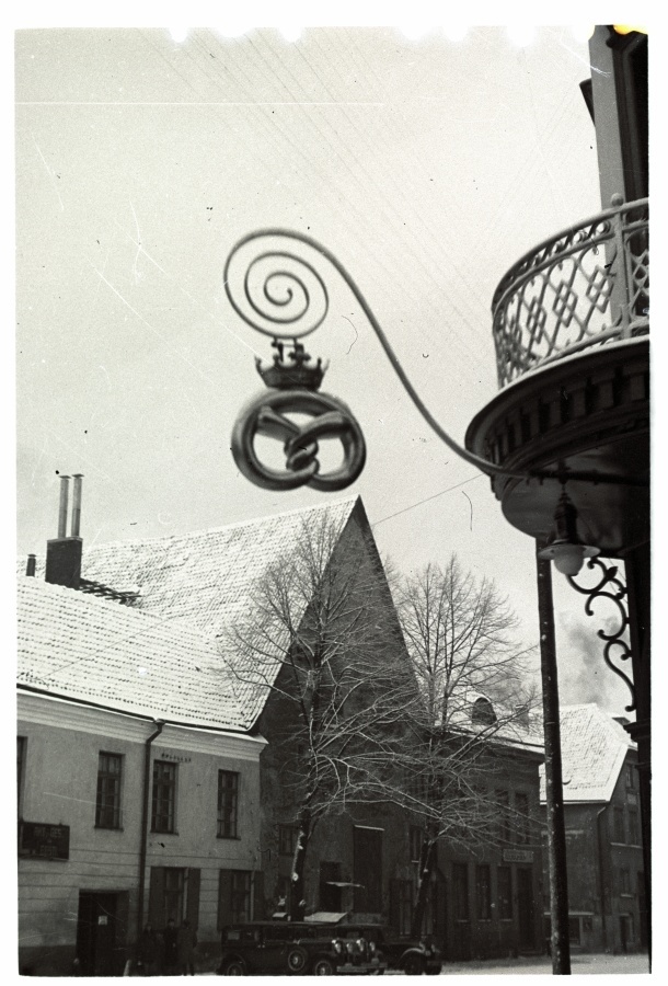 Rippsilt-kringel, at the door of former Steinberg bakery, on Laial Street.