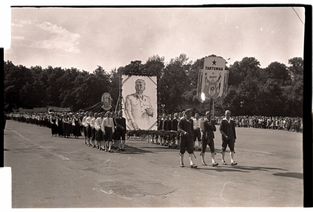 The beginning of the 1950s song festival, the Tartumaa colony began on a train walk.