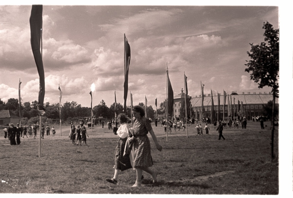 1950's general singing event, singers behind the singing spot.