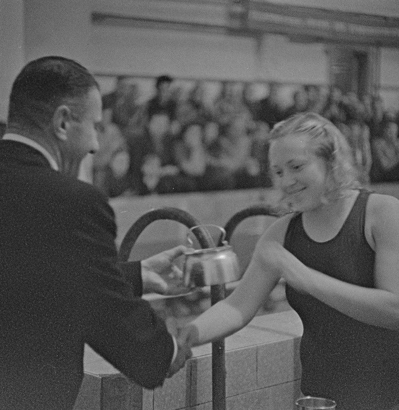 Balti spartakiaad ujumises 1950, võitjate autasustamine