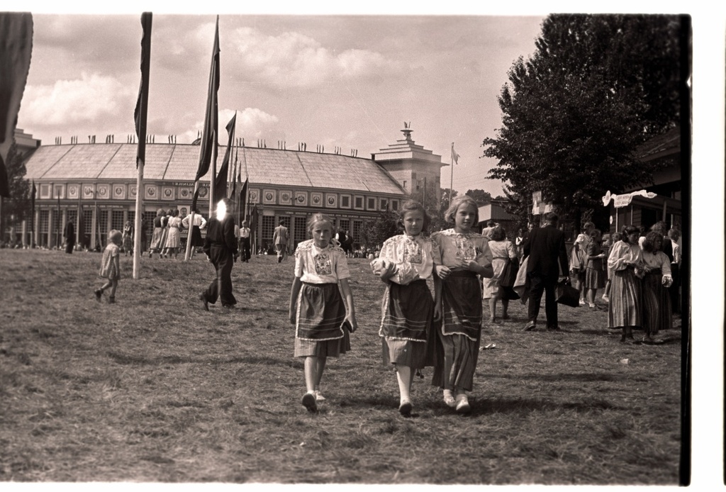 1950's general singing event, singers behind the singing spot.
