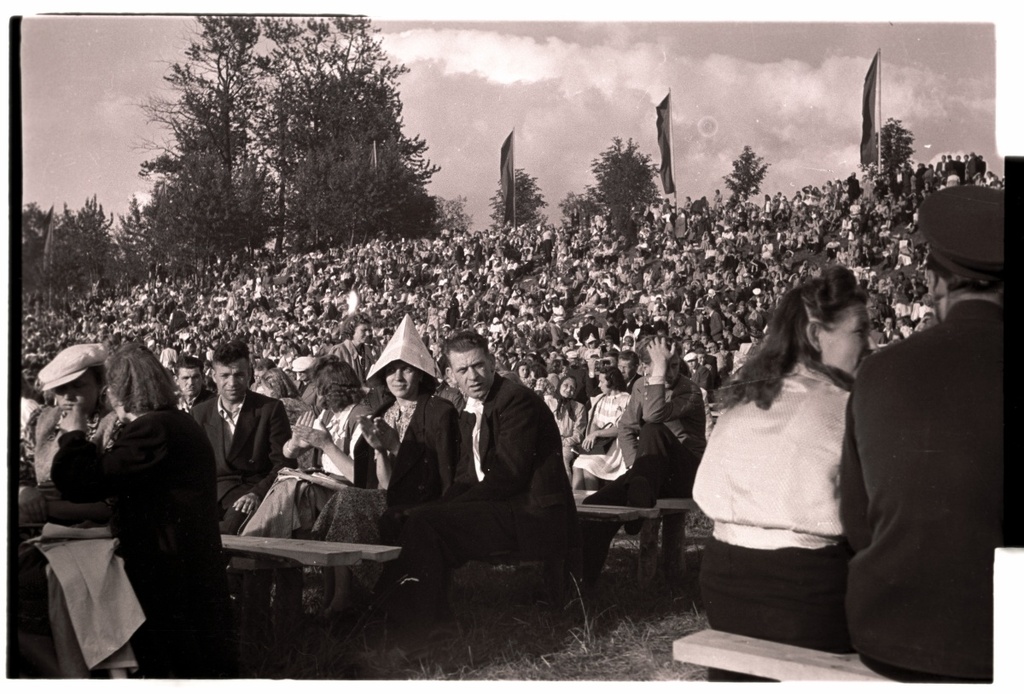 1950's song festival, listeners.
