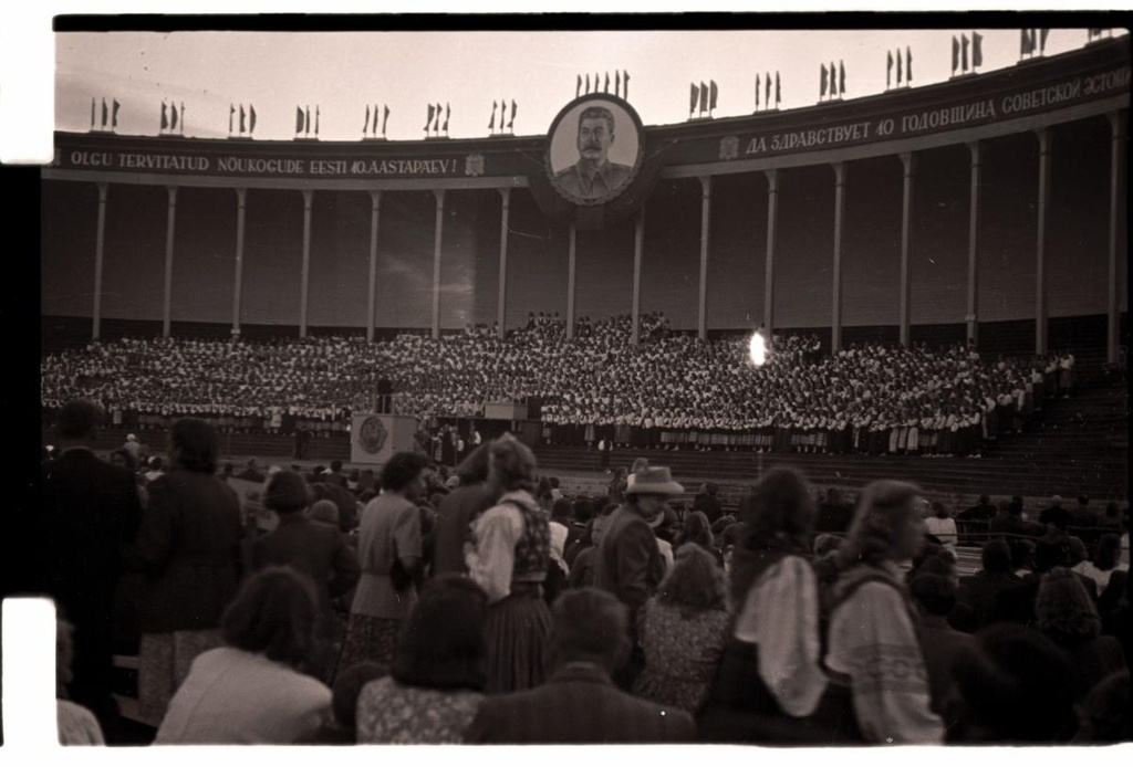The 1950's general singing event, the view of participating in the singing choirs of women.