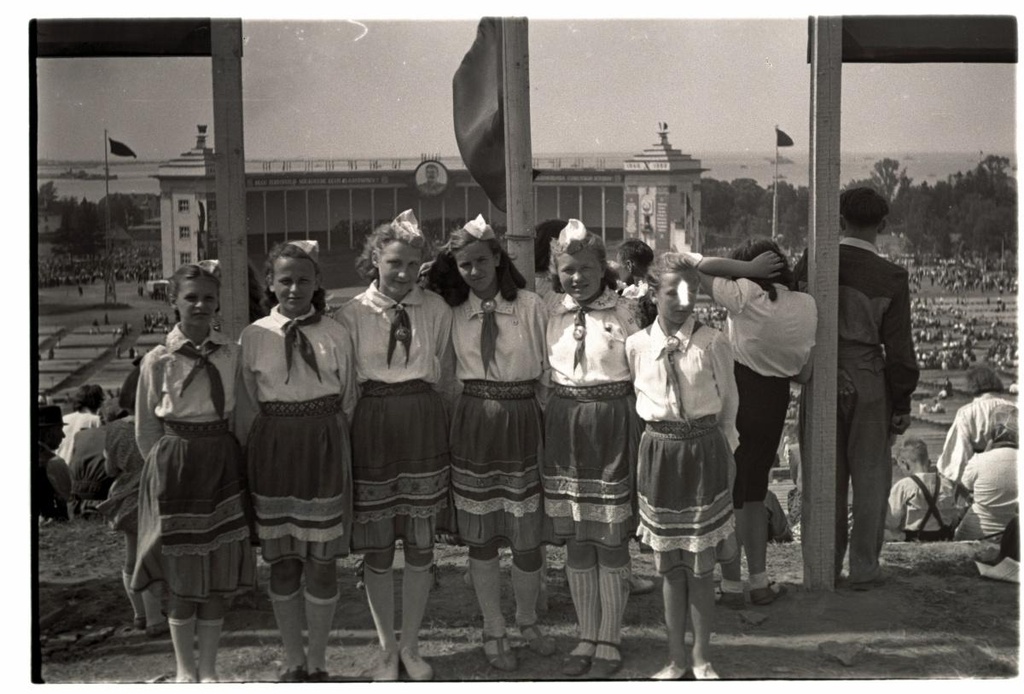 The 1950s Song Festival, a group of students-songers in Muhu's clothes.