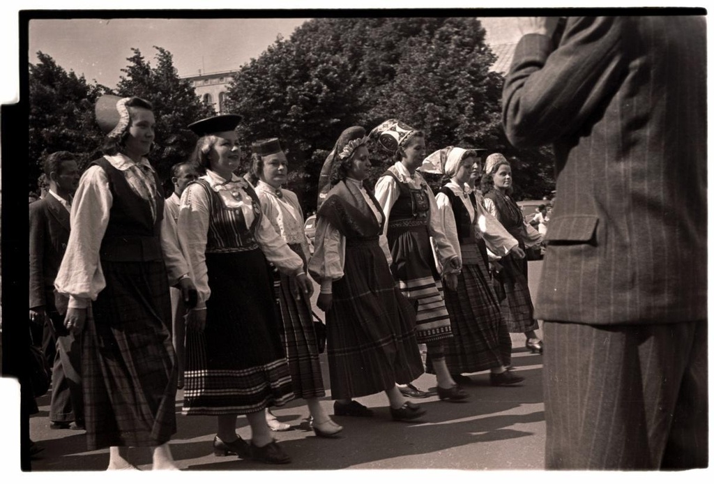 1950 singing festival, singers on the train.