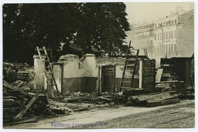 Tallinn, Väike-Roosikrantsi street, dismantling the house.  similar photo