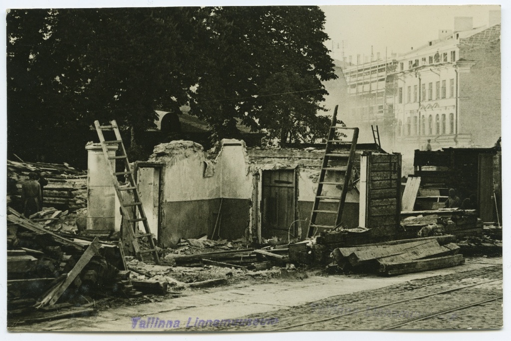 Tallinn, Väike-Roosikrantsi street, dismantling the house.