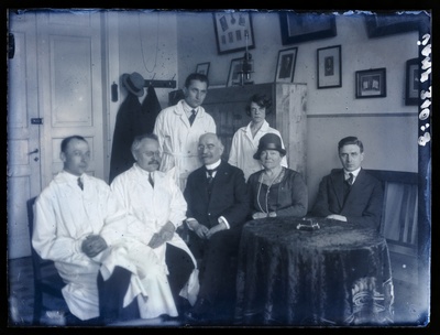 Professor Ludvig Puusepp kolleegidega Tartu ülikooli närvikliinikus  similar photo