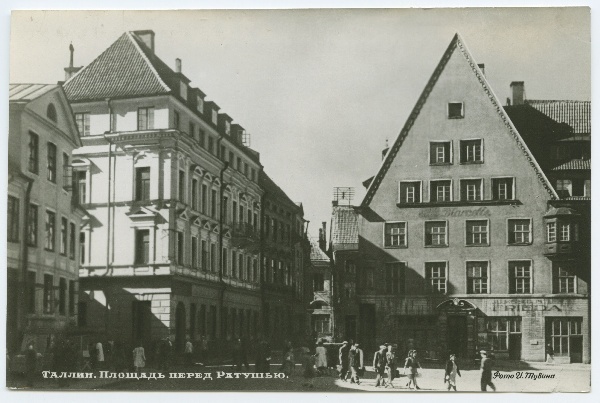 Tallinn, Raekoja square, in the middle of Kinga Street.
