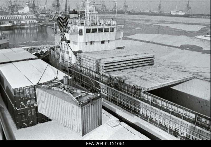 Mootorlaeva Mehaanik Krull lossimine Tallinna Merekaubasadamas.