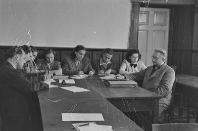 Vanemõpetaja Rudolf Kenkmaa konsultatsioon Tartu ülikooli ajaloo IV kursuse kaugõppe üliõpilastele 1952. a.  similar photo