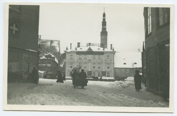 Tallinn, Raekoja plate in winter, view of Vanaturukael.