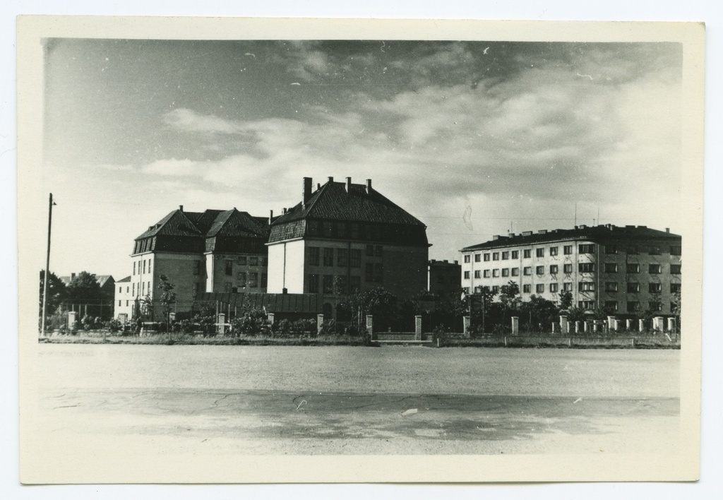 Tallinn, Pionier Square, behind 21. High school building.