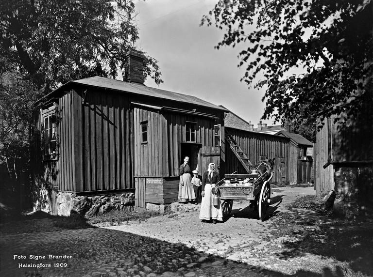 Iso Roobertinkatu 17.  Maidonmyyjä pihalla.