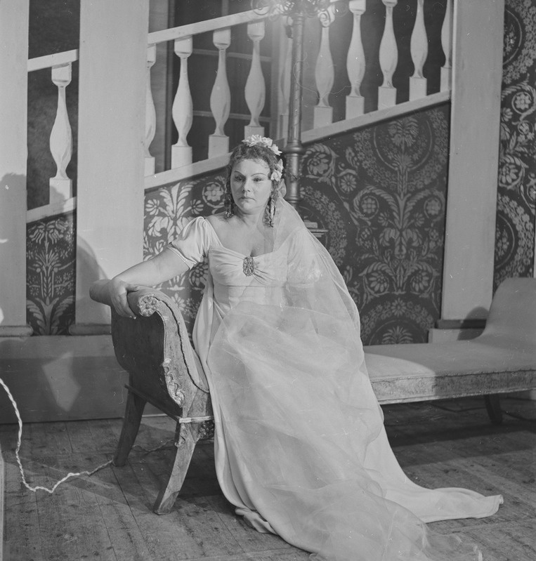 Orjatar, Teater Estonia, 1953, osades: Anastassia Batmanova – Marta Rungi