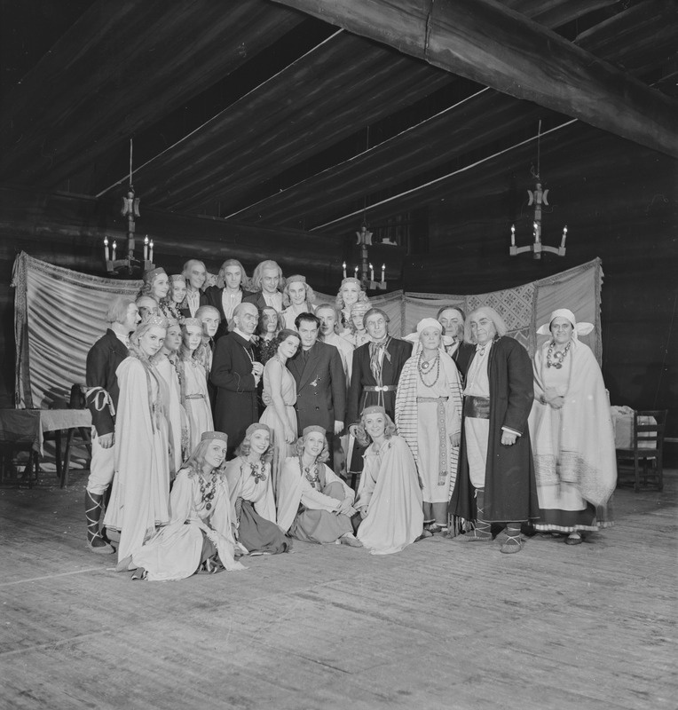 Tiina, Teater Estonia, 1955, pildil: Pastor – Boris Blinov, Tiina – Eike Joasoo, balletmeister – Boris Fenster, Margus – Ilmar Silla, Mari – Ülle Ulla, Kubjas – Verner Hagus, Tammaru perenaine – Elga Rips, Mardi peremees – Rein Ranniku, Tammaru peremees – Jaan Johanson, Mardi perenaine – Mare Hellam