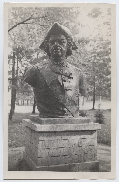 Tallinn, Peeter Suur Bust (the upper part of the dismantled honest pillar shape) in Kadriorus.