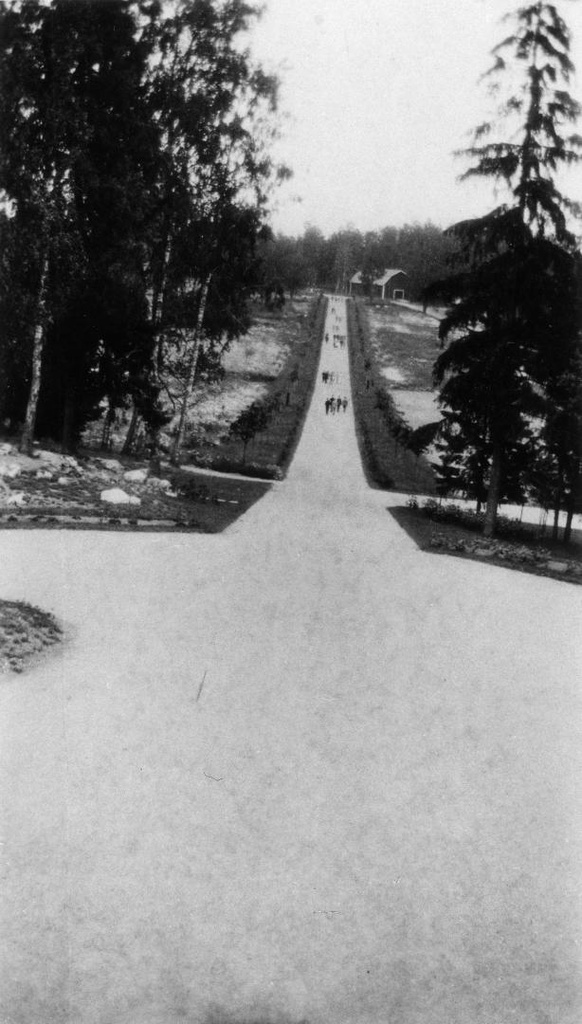 Mäntsälä, ylioppilaita kulkemassa Saaren kartanon puistokäytävää pitkin järvelle uimaan, 1930-luvun alku.