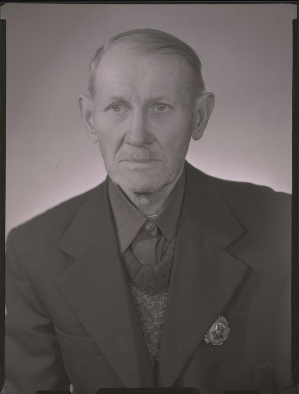 Portreefoto: Arnold Tamm.