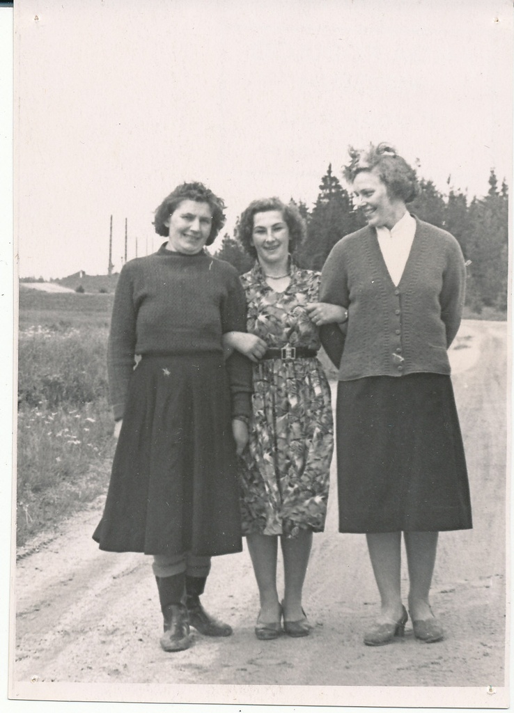 Marie Susi, Ivi Sootla, aino Reinup "Võidu" kolhoosist