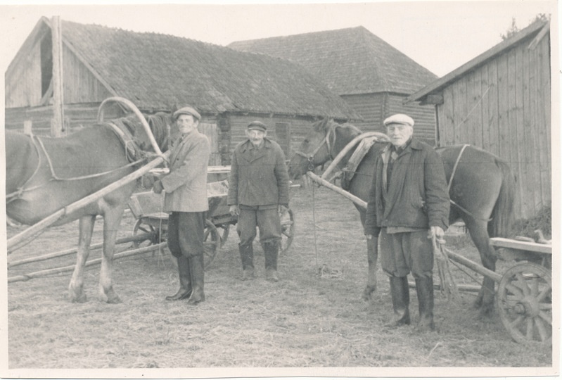 Hargla kolhoosi põllundusbrigaadi liikmed hommikul tööle minemas
