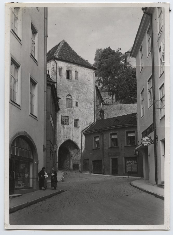 Long leg gate tower.