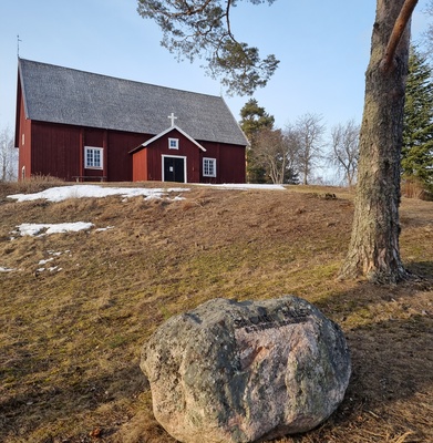 ilmeisesti 1660-luvulla rakennettu Lopen vanha kirkko eli ns. Santa Pirjon kirkko sekä sen edustalla oleva Sakari Pälsin hauta rephoto