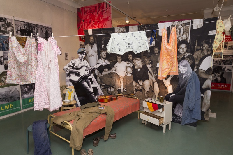 Vaade näitusele "Kellu ja kitarriga. Eesti Üliõpilaste Ehitusmaleva töösuved" ERMi näitusemajas