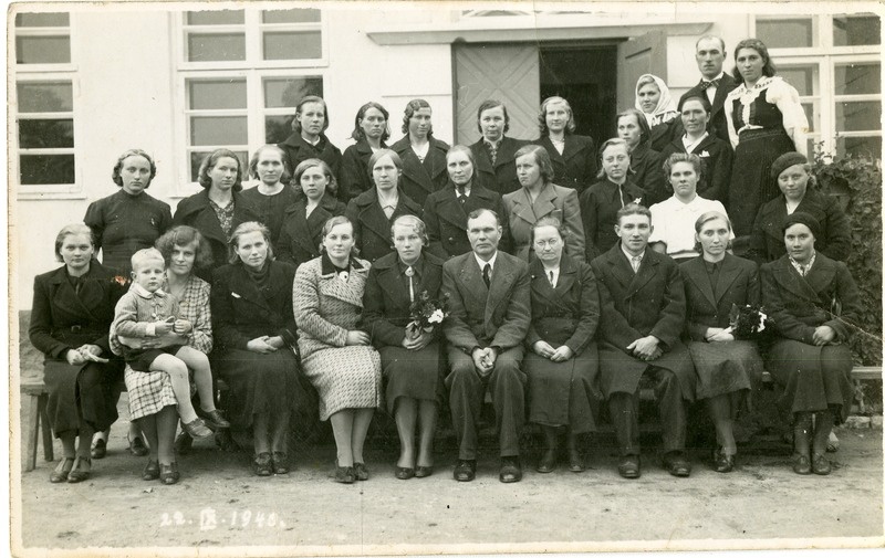 Pöide valla naisringi liikmed Tumala koolimaja trepil. 1940. a.