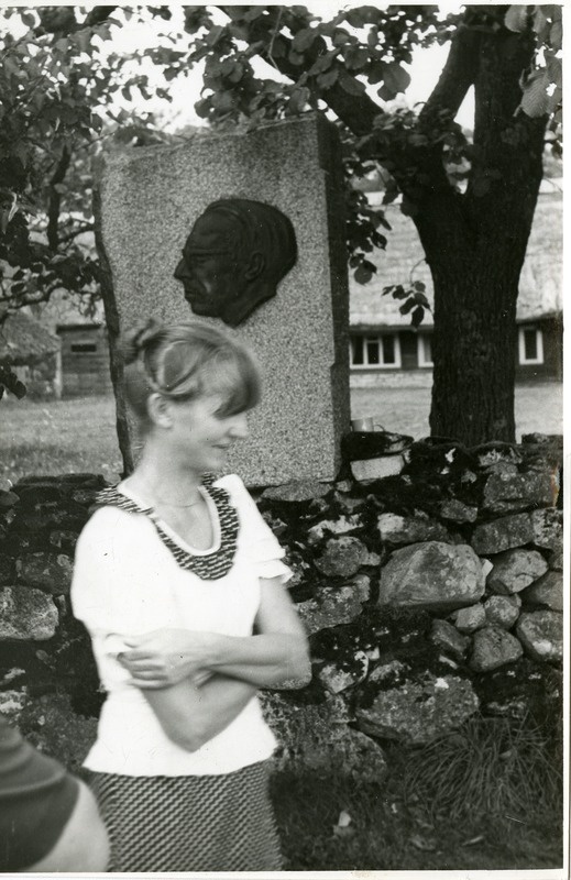 Muhu muuseum: Alviine Schmuul Tooma talu väravas Juhan Smuuli mälestuskivi taustal. 1981.a.