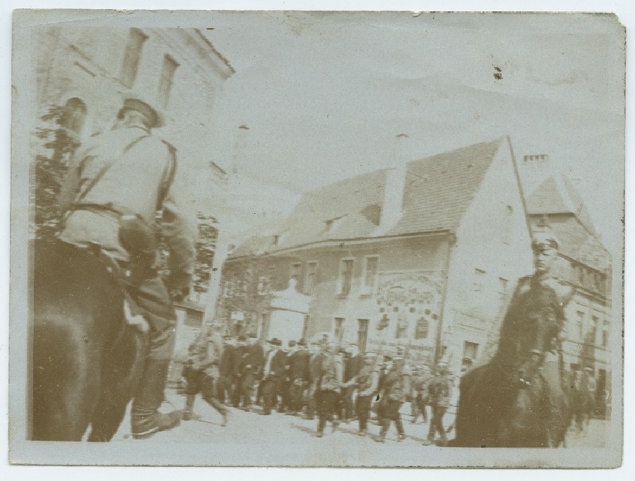 Budberg's killers on the streets of Suur-Karja at the convoy.