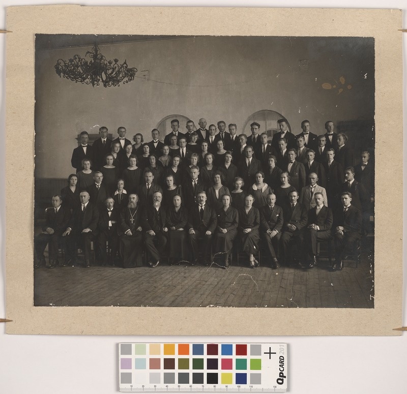 Saaremaa Ühisgümnaasiumi õpilased ja õpetajad kooli saalis