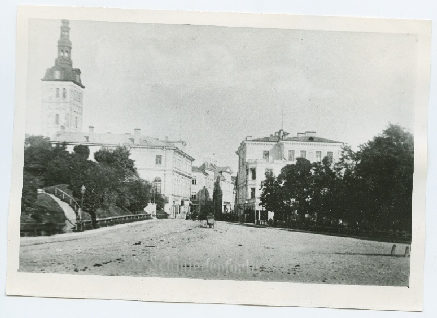 Tallinn, view Harju Street, behind the left Niguliste Church.