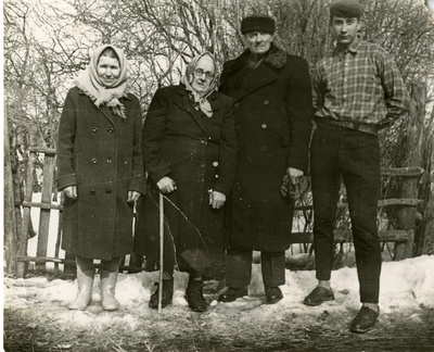 Aleksander Järvelaine abikaasa Juuli, ema Ida ja poeg Augustiga  similar photo
