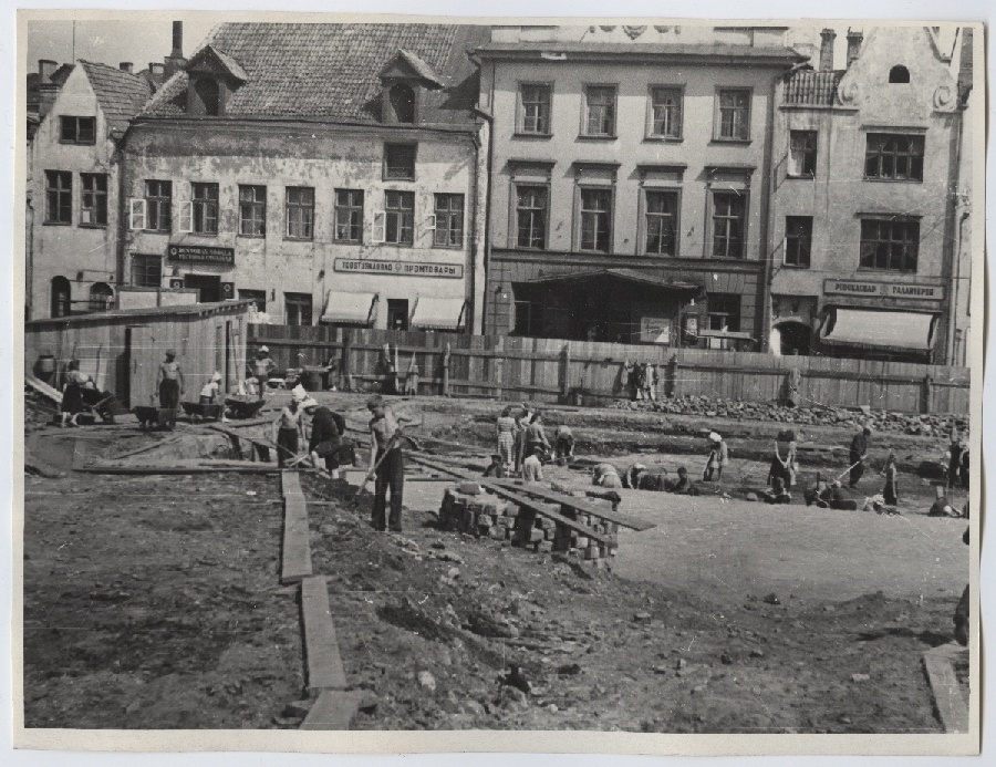 Archaeological mines in Tallinn in the summer of 1953, south-east part of the mining, general view.